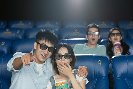年轻情侣在影院看imax电影图片