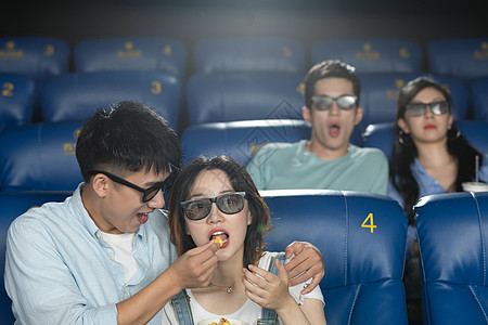 年轻情侣在影院看电影图片