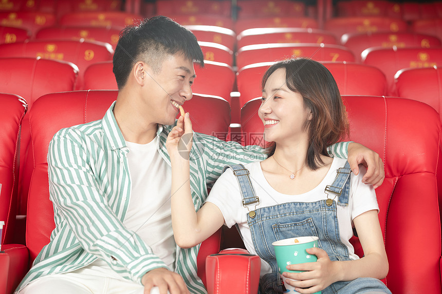 年轻情侣在影院看电影