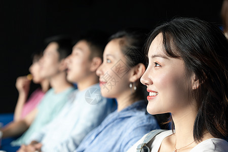 青年朋友在影院看电影图片