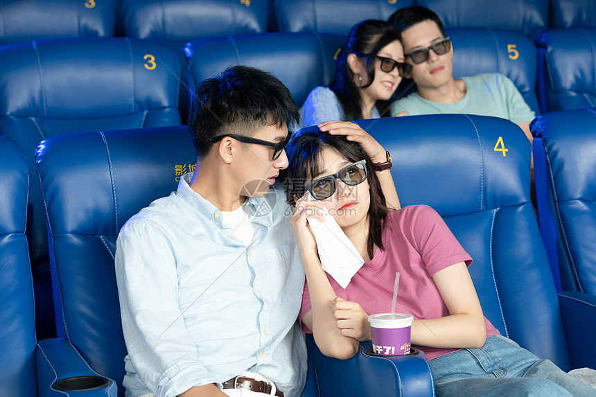 年轻情侣在影院看3D电影图片