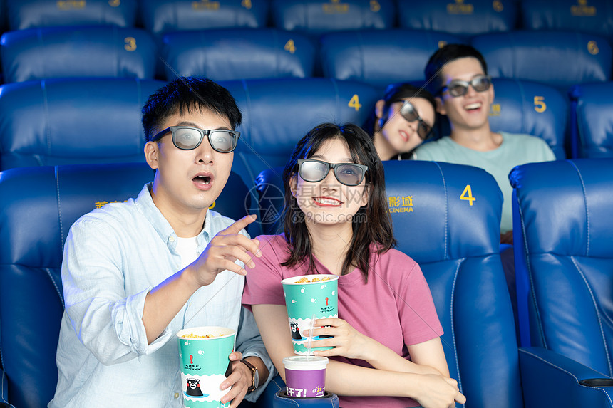 年轻情侣在影院看3D电影图片