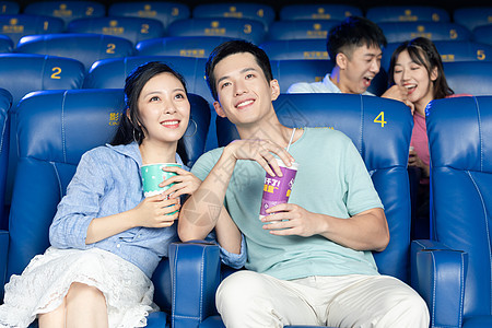 年轻情侣在影院看电影图片