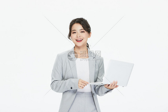 商务女性拿笔记本工作图片