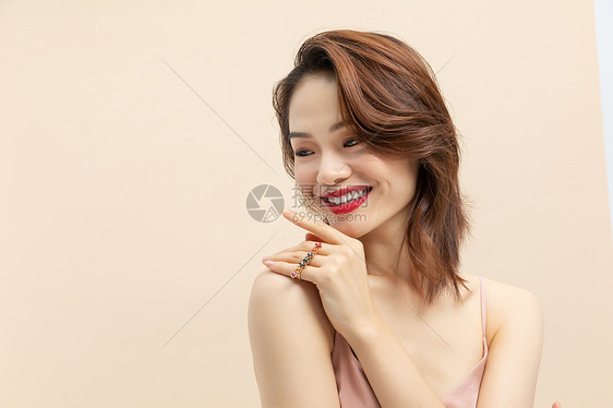 青春活力女性戴着戒指图片