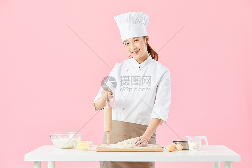 女面点师揉面图片