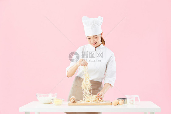 面点师制作面条图片