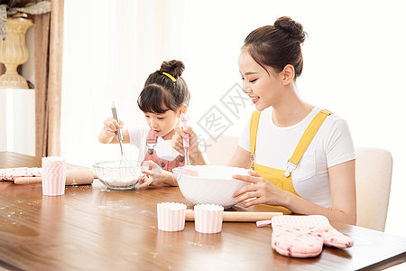 夏日美女居家母女做面包背景