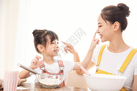 居家母女做面包高清图片