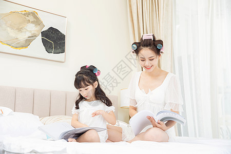 居家母女卷头发看书背景图片