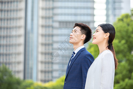 职场美女商务人士看向远方背景