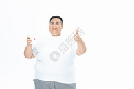 青年肥胖男性喝可乐图片