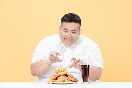 健康男性青年肥胖男性吃炸鸡背景
