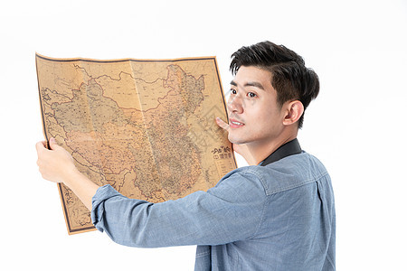 男游客手拿地图背影图片