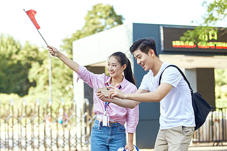 女导游给游客介绍景点图片