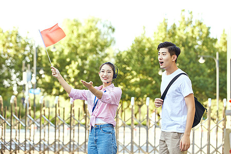 女导游给游客介绍景点图片