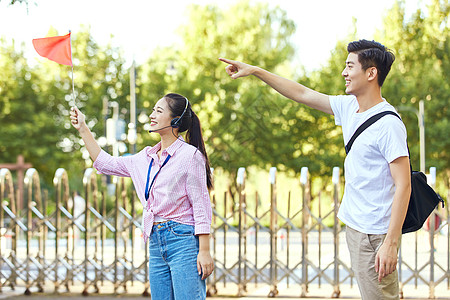 女导游给游客介绍景点图片