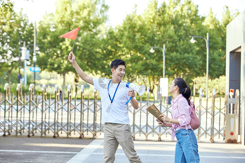 男导游给游客介绍景点图片