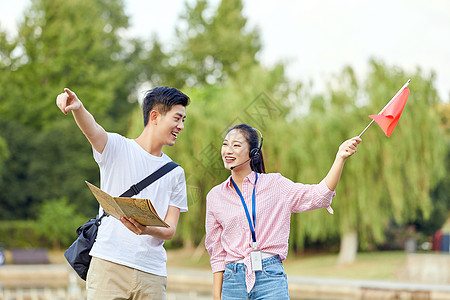 女导游给游客介绍景点高清图片