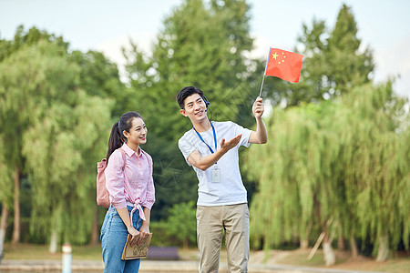 年轻男男导游给游客介绍景点背景