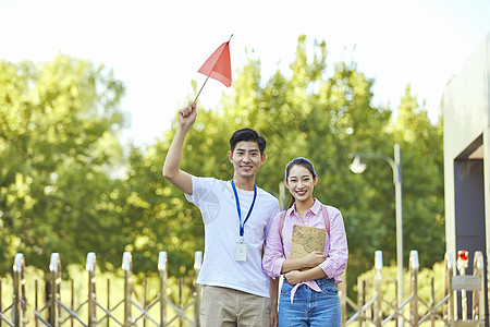 男导游和游客合影背景图片