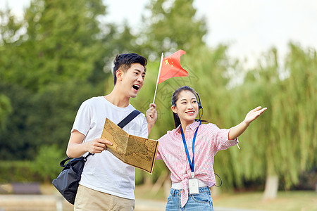 导游服务女导游向游客介绍景点背景