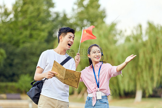 女导游向游客介绍景点图片