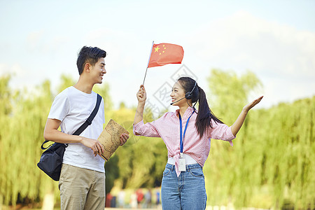 中文导游女导游向游客介绍景点背景