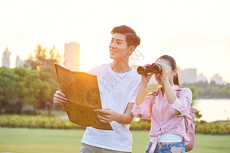 情侣拿着地图旅行高清图片