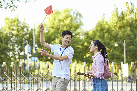 中国导游男性导游给游客做介绍背景