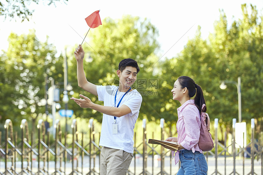 男性导游给游客做介绍图片