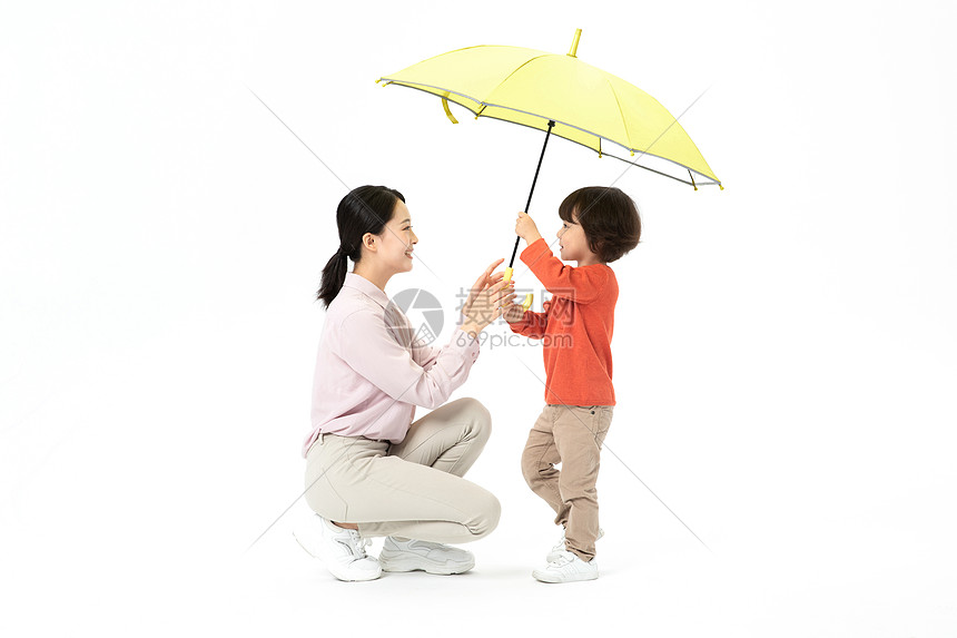 妈妈儿子一起打伞