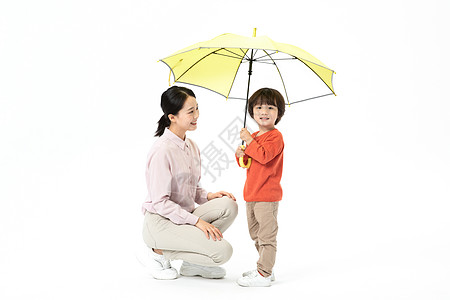 妈妈给儿子打伞妈妈儿子一起打伞背景