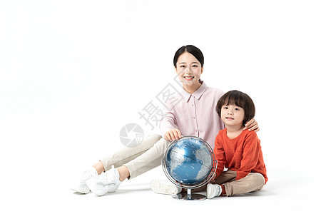 儿童幼教老师带学生看地球仪背景图片