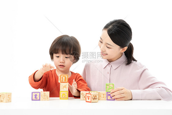 儿童幼教玩积木图片