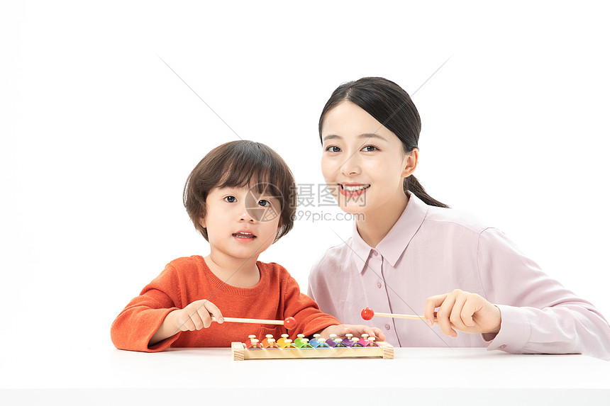 儿童幼教老师带学生玩手敲琴图片