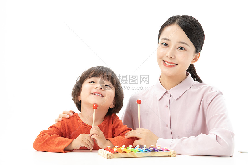 儿童幼教老师带学生玩手敲琴图片