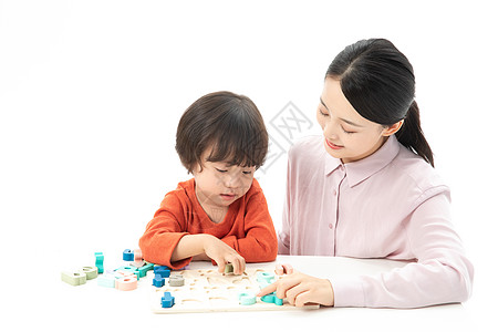 妈妈儿子儿童幼教老师带着学生玩数字积木背景