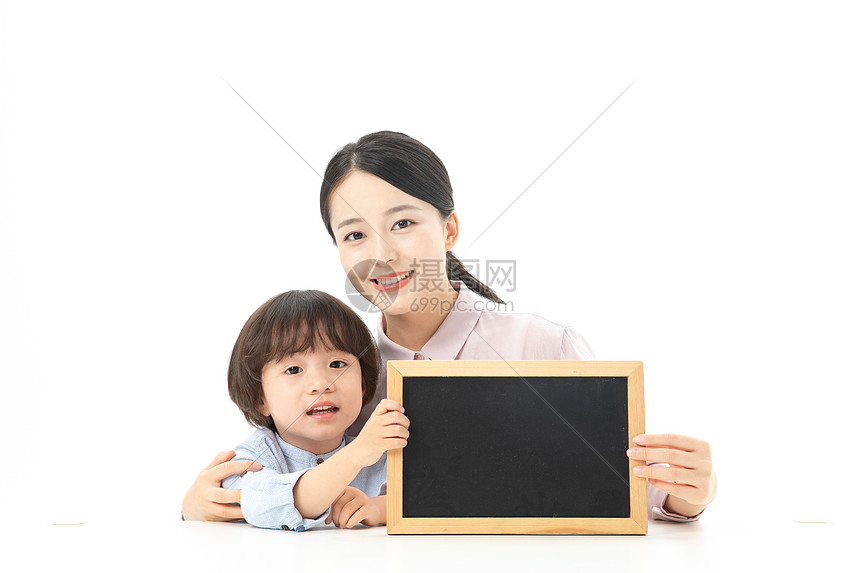 儿童幼教老师和学生拿着黑板图片