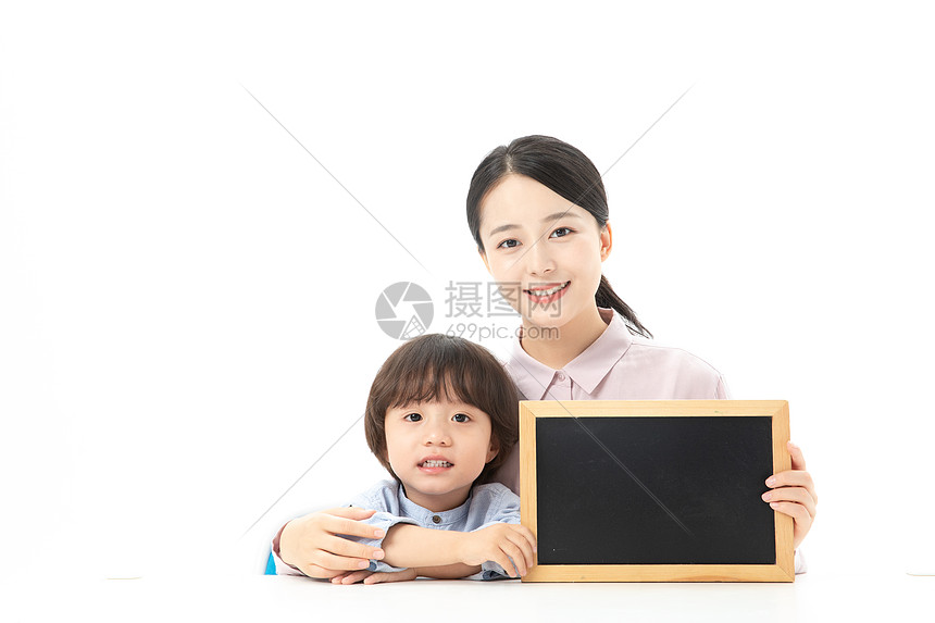 儿童幼教老师和学生拿着黑板图片