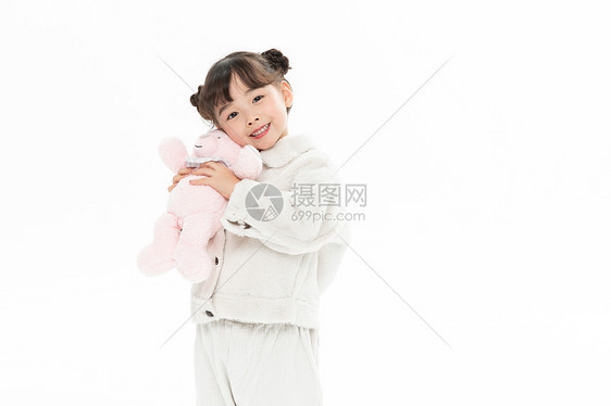 小女孩抱小熊玩偶图片
