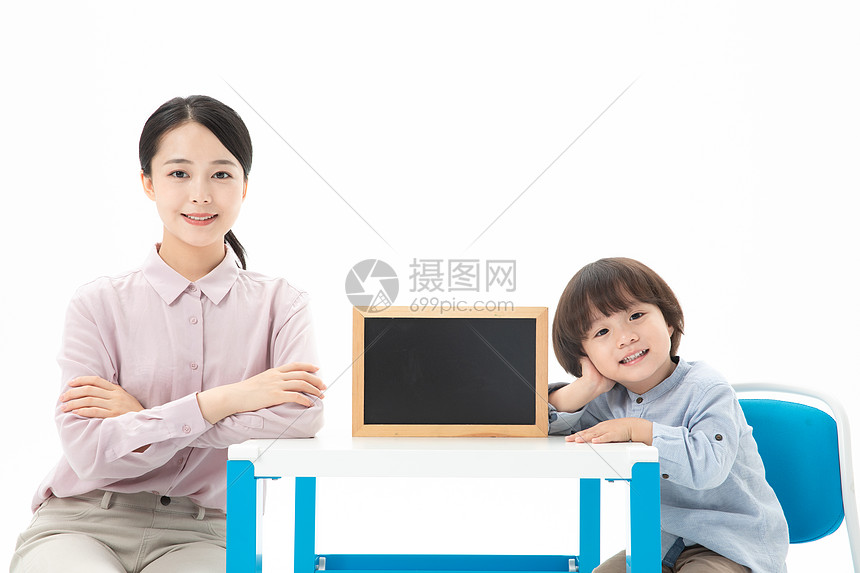 儿童幼教老师和学生拿着黑板图片