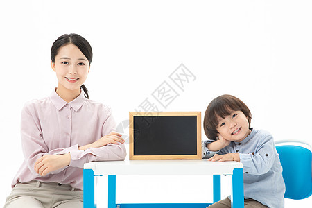 儿童幼教老师和学生拿着黑板图片