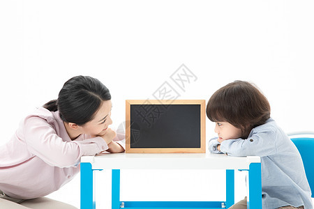 儿童幼教老师和学生拿着黑板图片