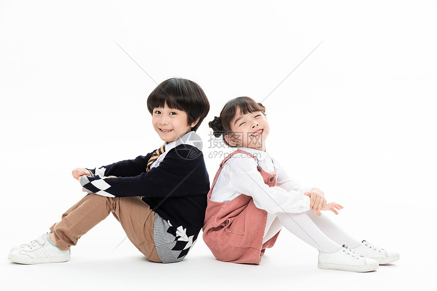 小男孩小女孩背靠背坐着
