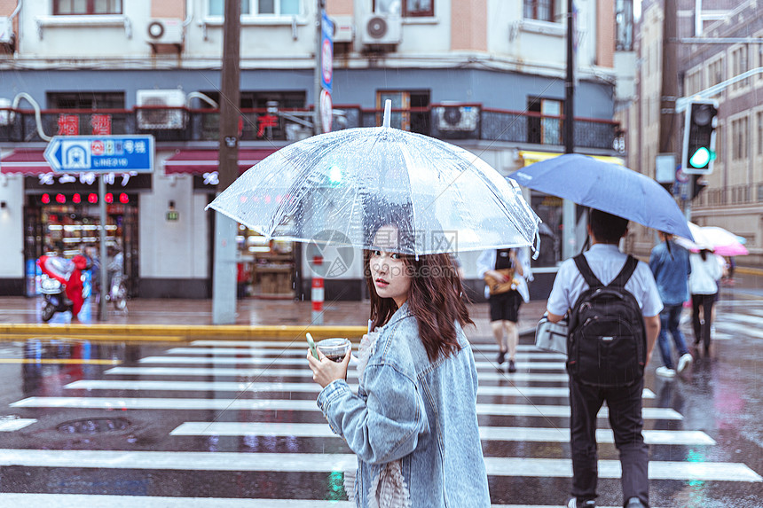 撑伞的女性形象图片