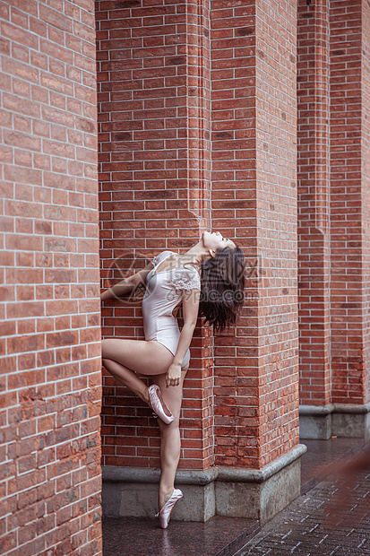 在建筑前跳芭蕾舞的女性图片