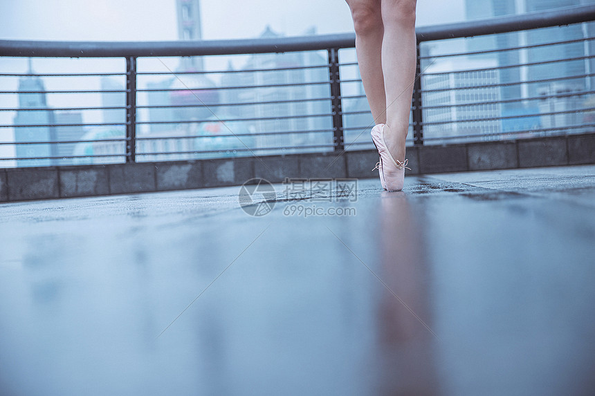 芭蕾舞女性腿部特写图片
