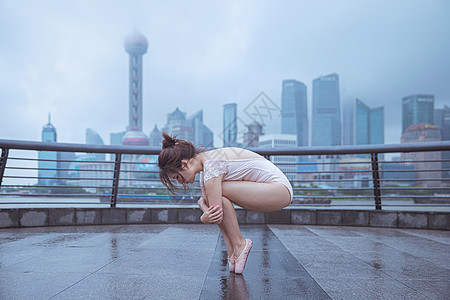 城市建筑下的芭蕾舞演员图片