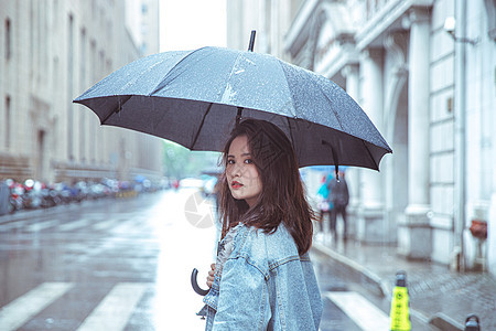 在街上撑伞女性形象图片